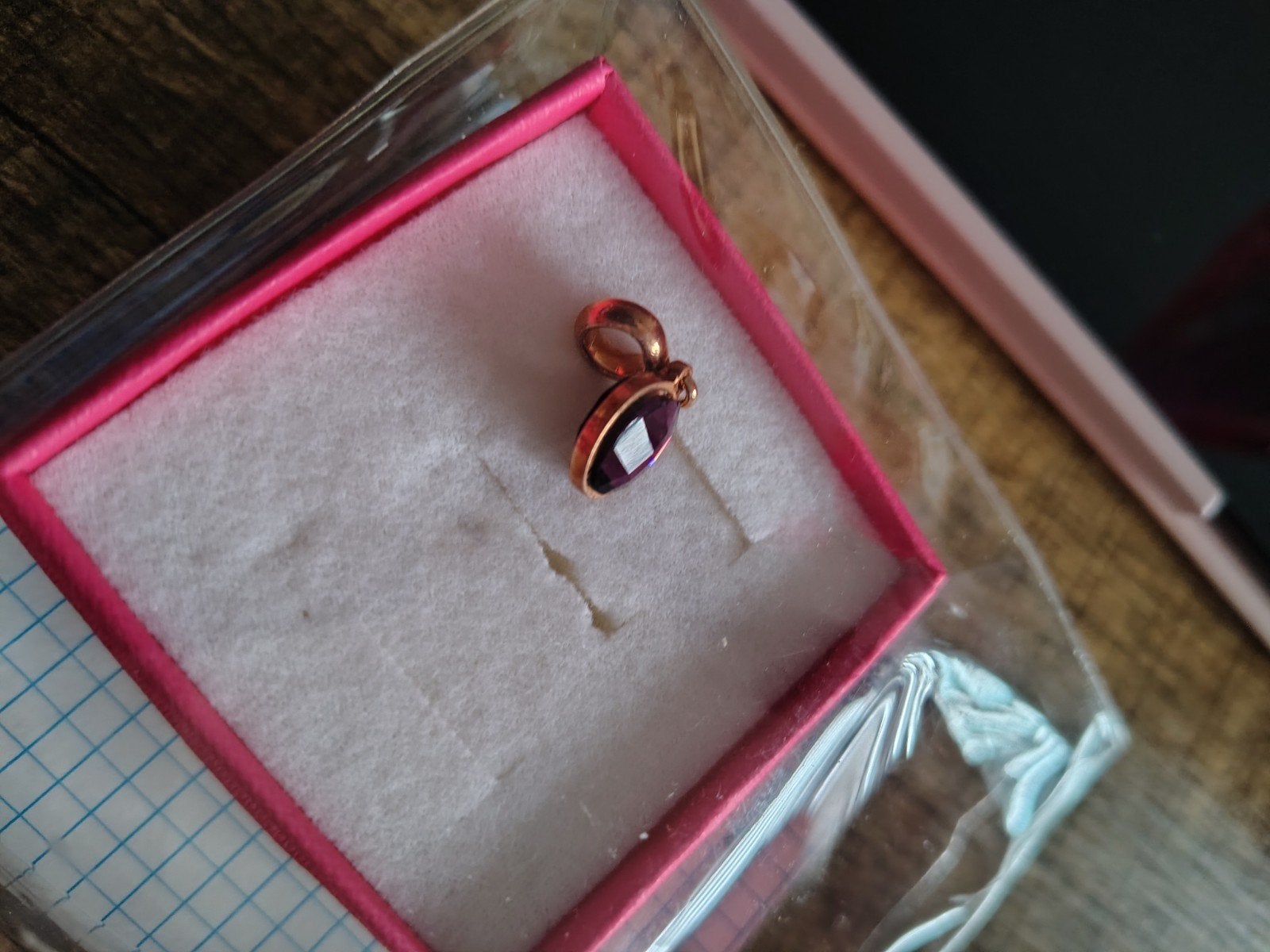 Nieuwe paarse Swarovski bedel - Ines de la Fressange, Sieraden, Tassen en Uiterlijk, Bedels, Overige merken, Glas of Kristal, Nieuw