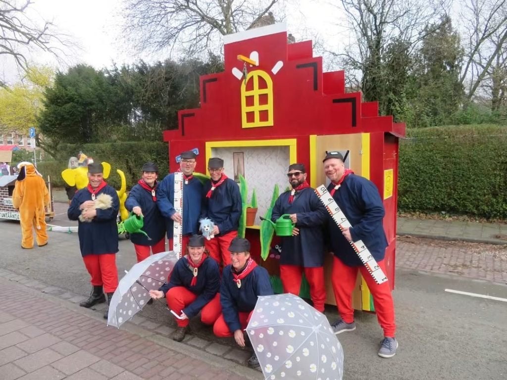 set 7x boerenkiel, rode broek, zakdoek, klopje en boerenet, Carnaval, Overige maten, Ophalen of Verzenden, Zo goed als nieuw