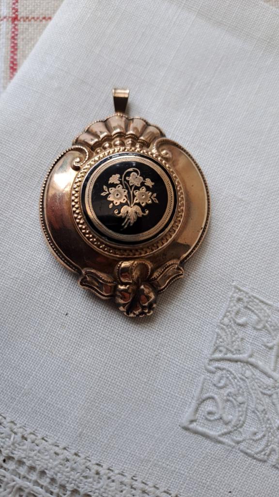 BIEDERMEIER ROUWHANGER VAN SCHUIMGOUD 1830- 1880 4 CM LANG, Verzenden, Overige materialen, Hanger