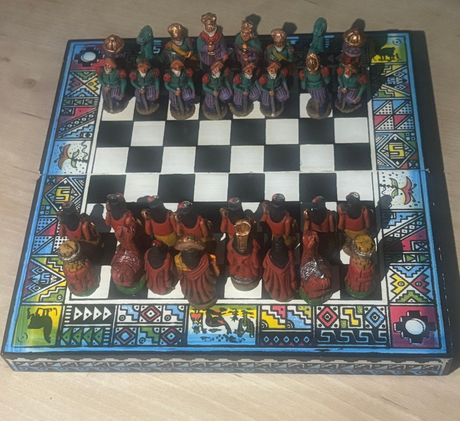Vintage houten Peruaans schaakspel Incas vs Spconquistadores, Ophalen of Verzenden, Zo goed als nieuw, Schaken