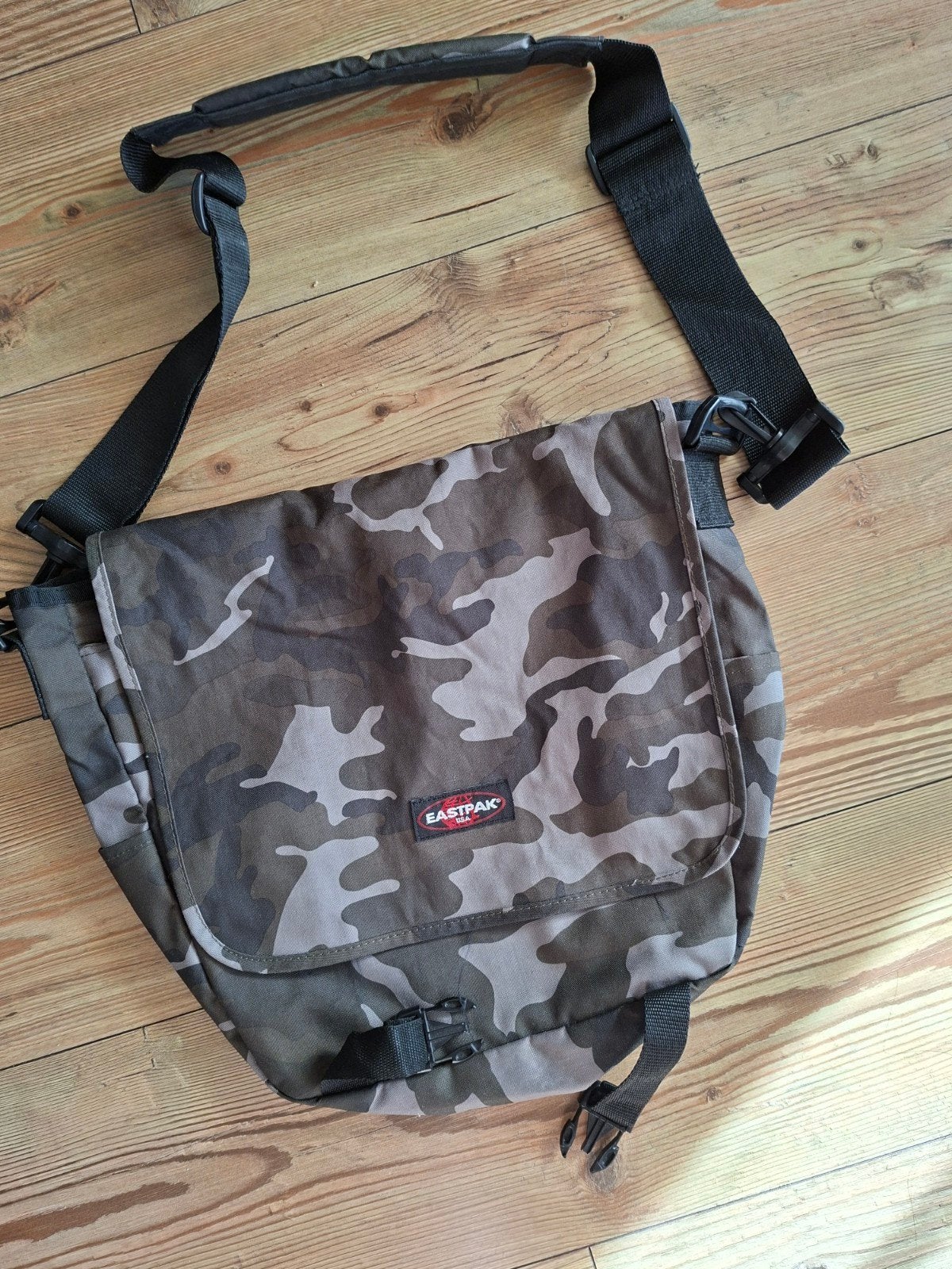 Eastpak Schoudertas Camouflage, Sieraden, Tassen en Uiterlijk, Tassen | Schoudertassen, Ophalen of Verzenden, Zo goed als nieuw