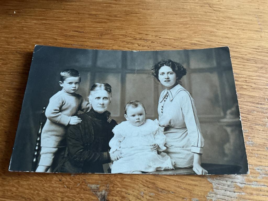 D55 vier mensen, Ophalen of Verzenden, Voor 1940, Zo goed als nieuw