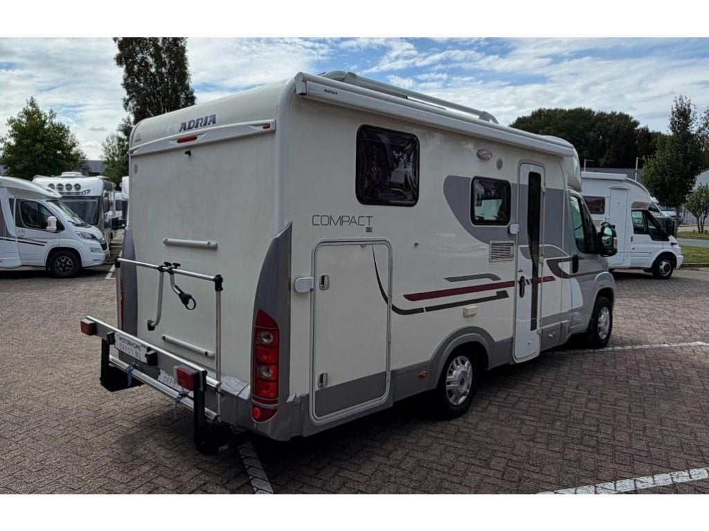 Adria Compact SL Lengtebedden Euro5 LPG zeer compleet!, Caravans en Kamperen, Campers, Luifel, Ringverwarming, Fiat, Tot en met 2