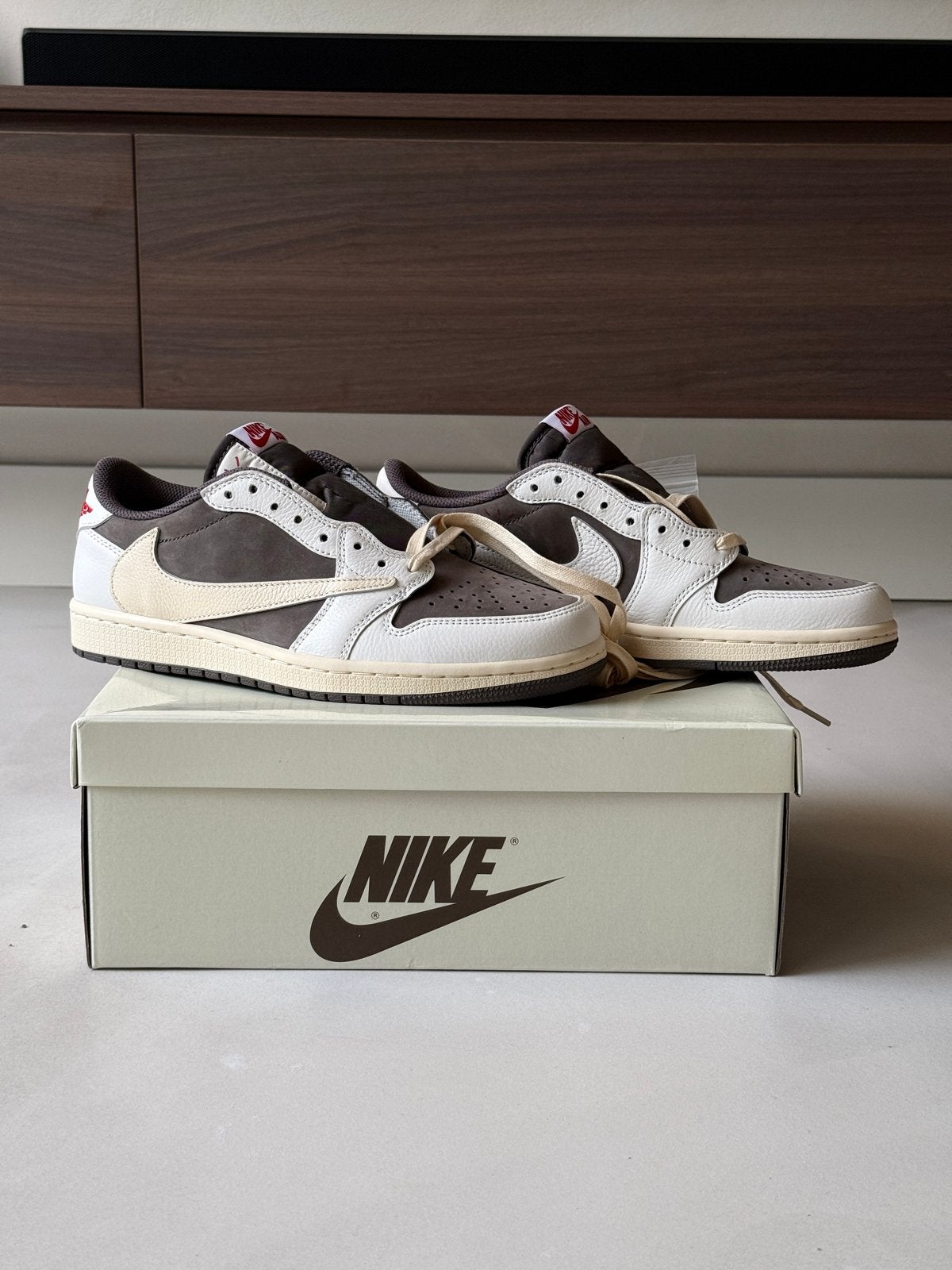 Nike Travis Scott Air Jordan 1 Low Reverse Mocha 42, Kleding | Heren, Ophalen of Verzenden, Nieuw, Bruin, Sneakers of Gympen
