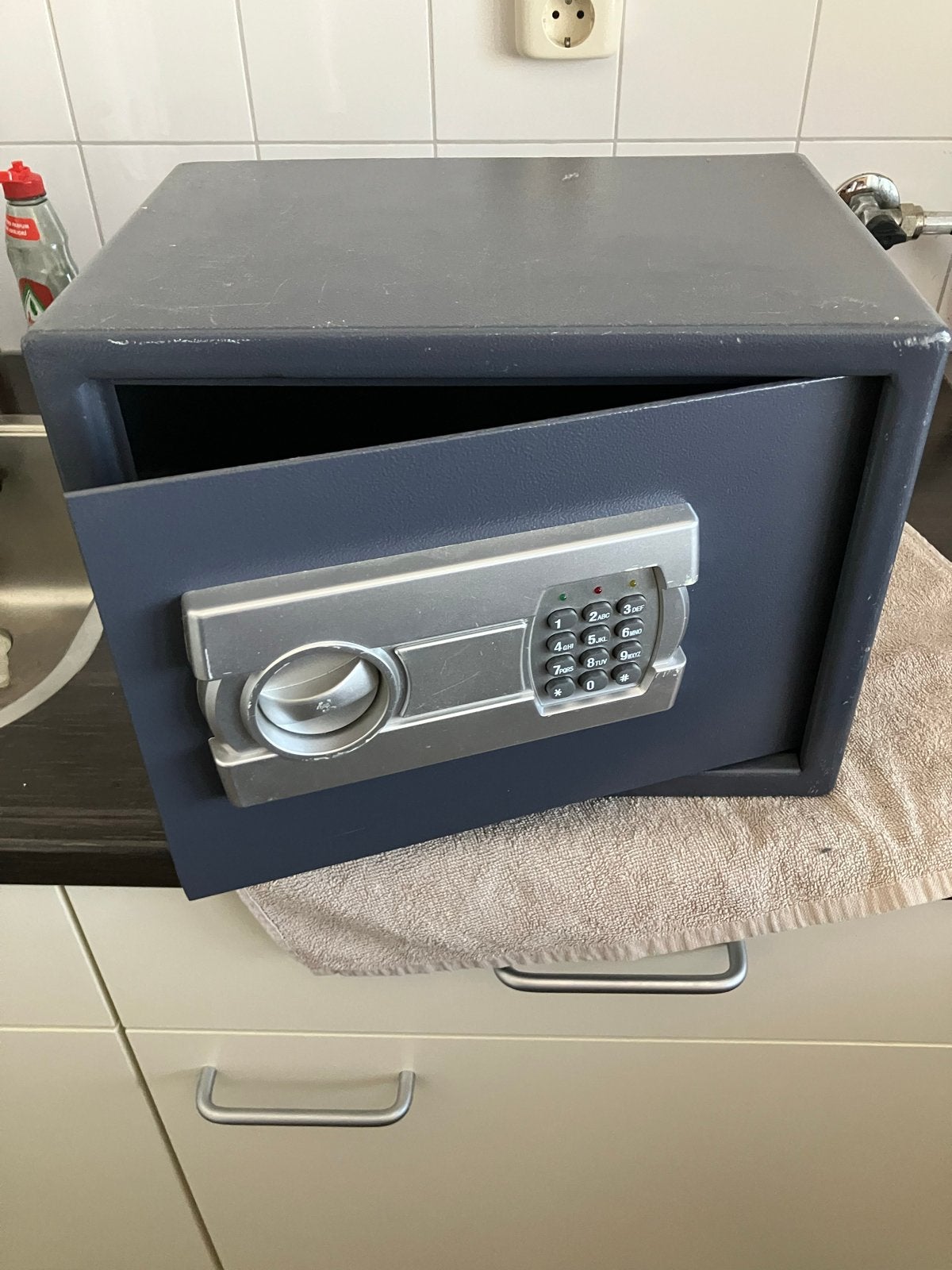 Kleine kluis met elektronisch slot, Ophalen of Verzenden, Gebruikt, Brandkast