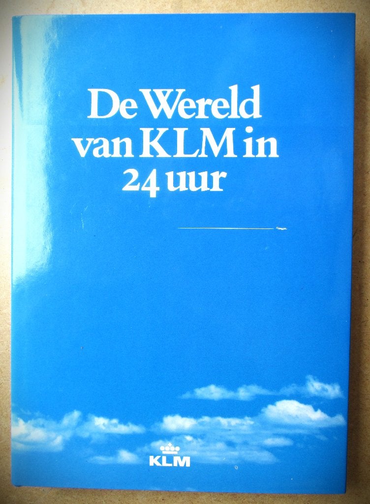 KLM~De Wereld van KLM in 24 uur~HC~Stofomslag~70 jr, Ophalen of Verzenden, Zo goed als nieuw, KLM, Vliegtuig