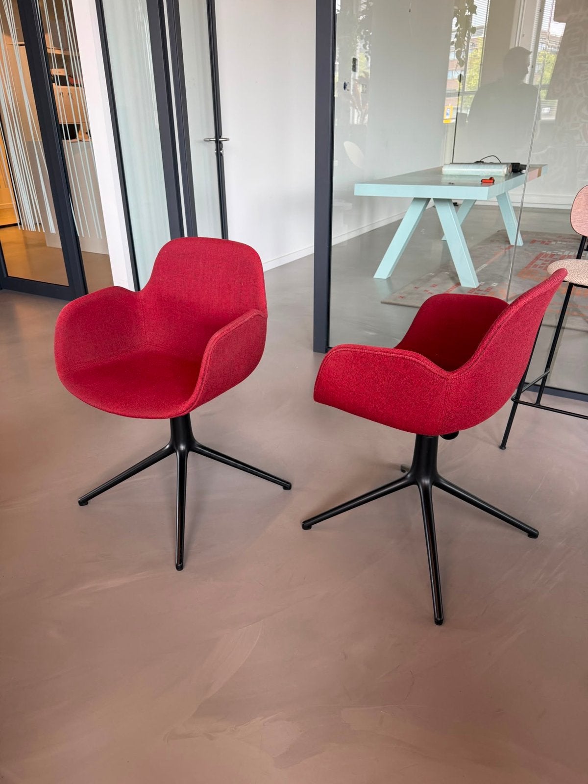 6x Normann Copenhagen Formchair Draaibaar - Vergader/Eetkam, Ophalen, Design, Zo goed als nieuw, Stof