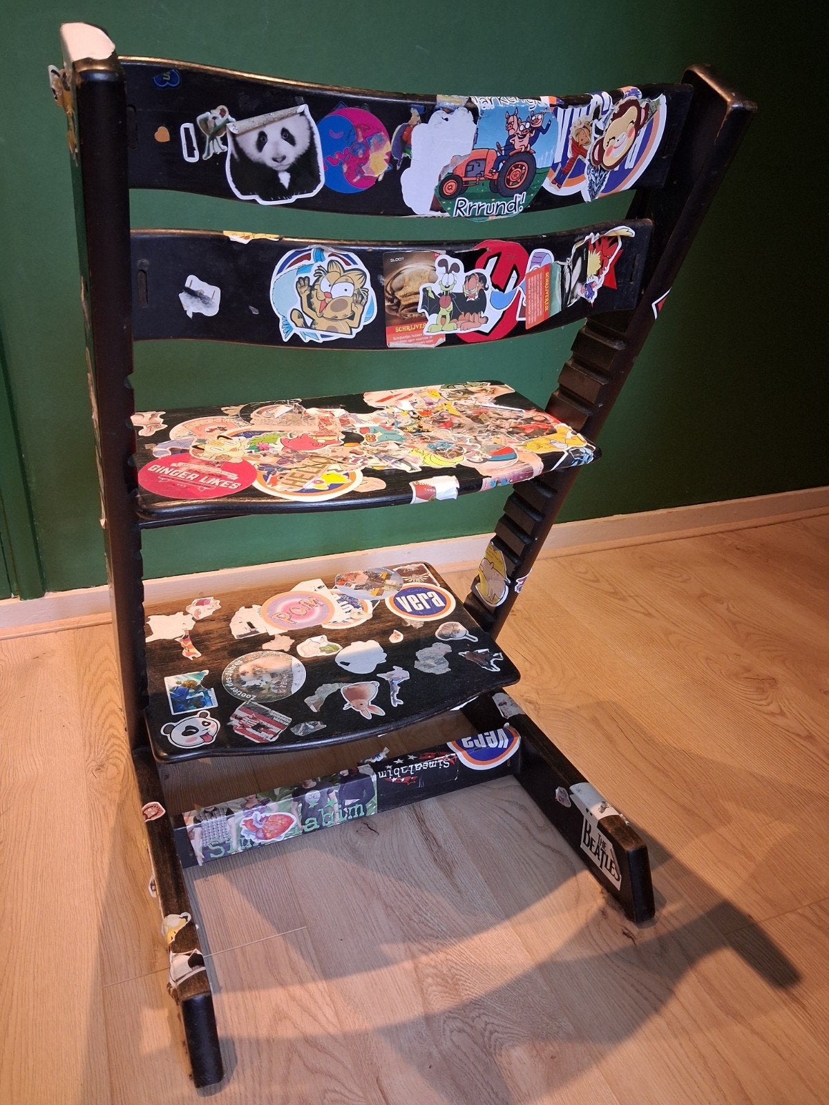 Zwarte Stokke Tripp Trapp meegroeistoel met stickers, Kinderen en Baby's, Ophalen, Gebruikt, Meegroeistoel