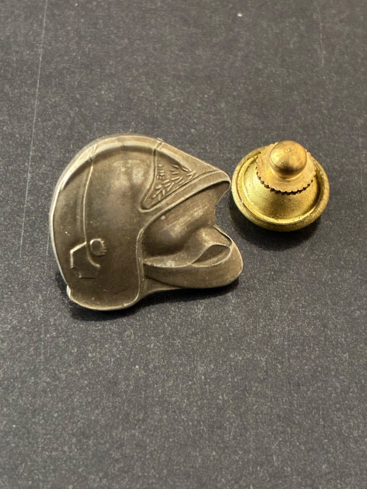 Oude Franse Brandweerhelm pin Vintage, Ophalen of Verzenden, Gebruikt, Overige onderwerpen, Speldje of Pin