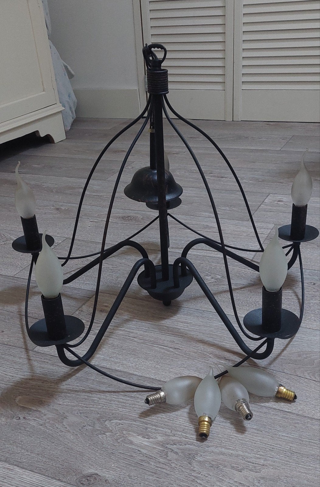 koroonluchter zwart metaal met lampjes + reserve, Huis en Inrichting, Lampen | Kroonluchters, Ophalen, Zo goed als nieuw, Metaal