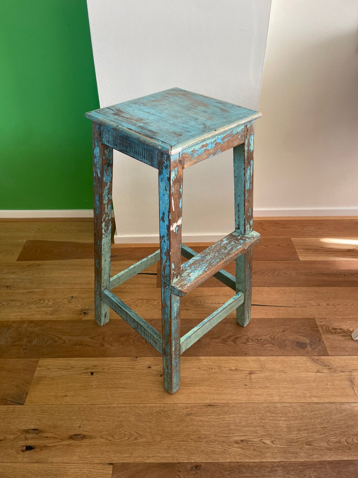 Robuuste vintage kruk met turquoose patina ca. 75 cm, Ophalen, Gebruikt, Met voetsteun, 60 tot 90 cm