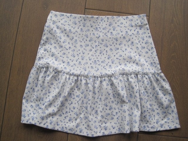 rok. witte bloemetjes patroon. Achtergrond roze. Viscose., Maat 38/40 (M), Wit, Ophalen of Verzenden, Zo goed als nieuw