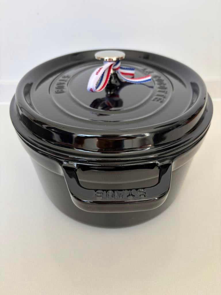 Nieuwe Staub ovale cocotte stoofpan zwart  31cm, Gietijzer, Nieuw, Ophalen of Verzenden, D