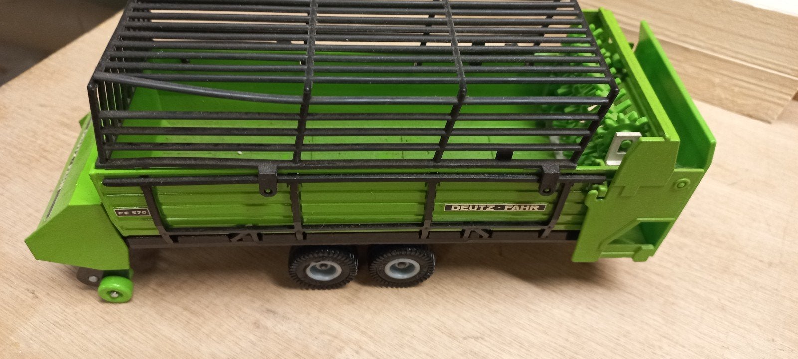 Hooi op haal wagen  op schaal deutz fahr fe 570, Ophalen, Tractor of Landbouw, Overige merken