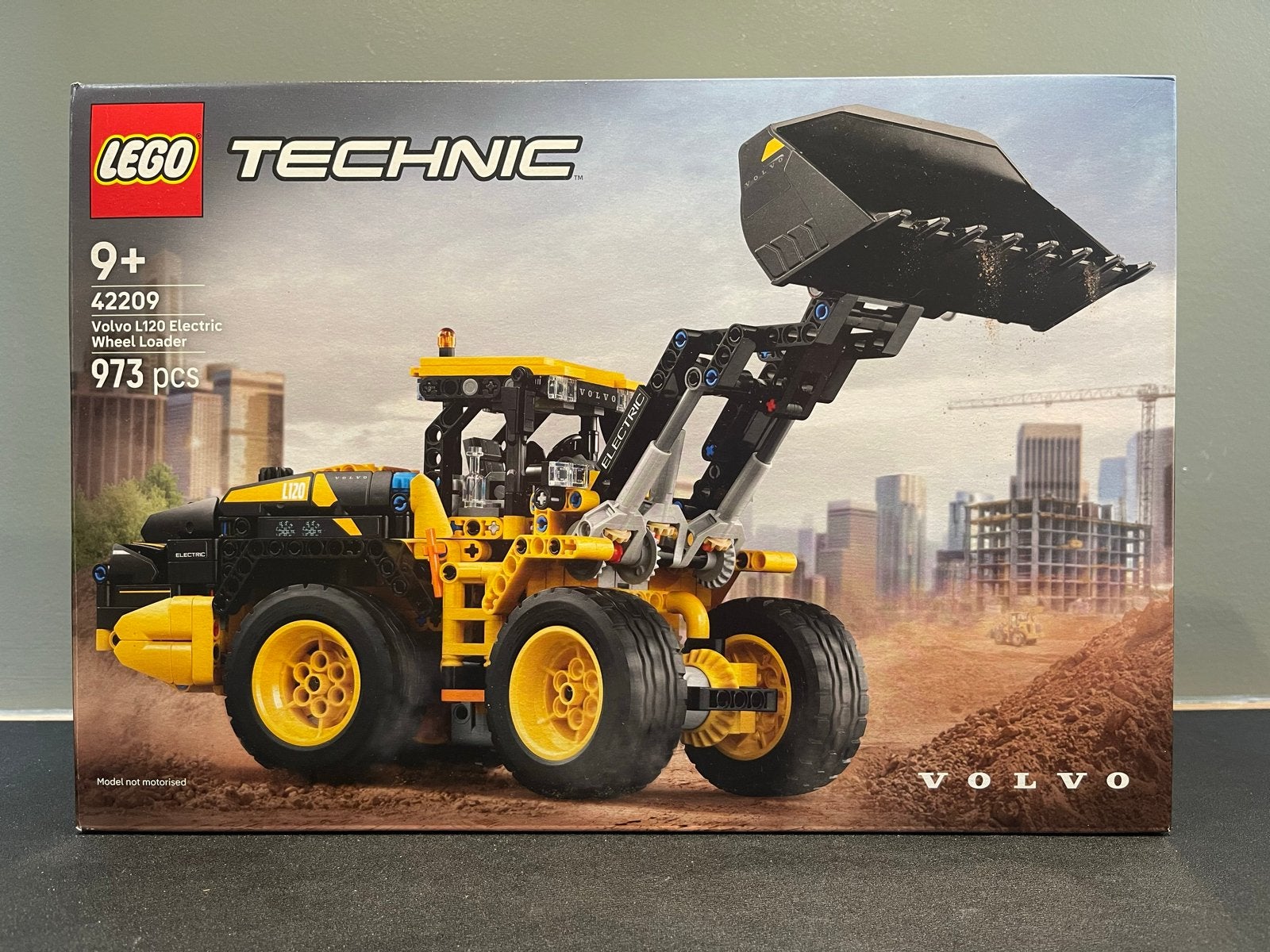 LEGO Technic 42209 Volvo L120 Elektrische Wiellader, Ophalen of Verzenden, Zo goed als nieuw