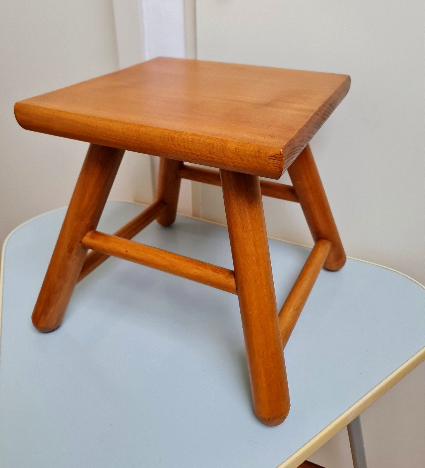 Scandinavische kruk plantentafel mooi hout en uniek design, Ophalen, Zo goed als nieuw, Hout
