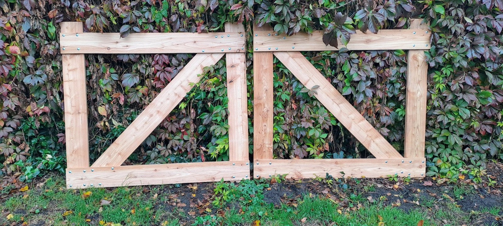 Larikshouten hekwerk met 2 palen - 2.62m breed, 1.1m hoog, Tuin en Terras, Met poort, Nieuw, Ophalen of Verzenden, Tuinhek
