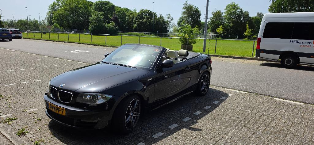 BMW 1-Serie 3.0 125I Cabrio AUT 2010 Zwart, Auto's, Achterwielaandrijving, Zwart, 4 stoelen, Particulier