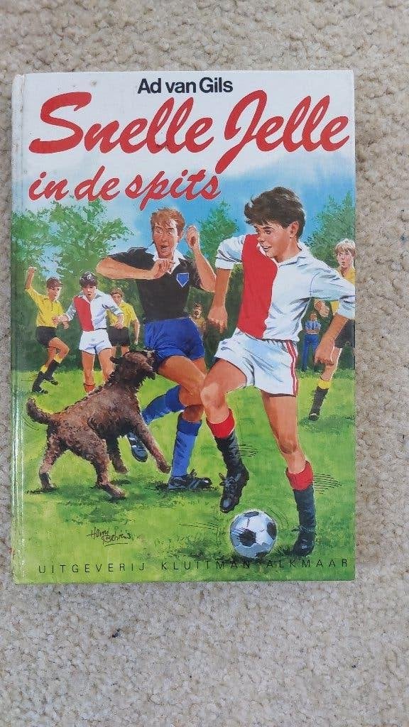 Snelle Jelle in de spits - Ad van Gils (Voetbalboek), Gelezen, Ophalen of Verzenden, Fictie, Ad van Gils