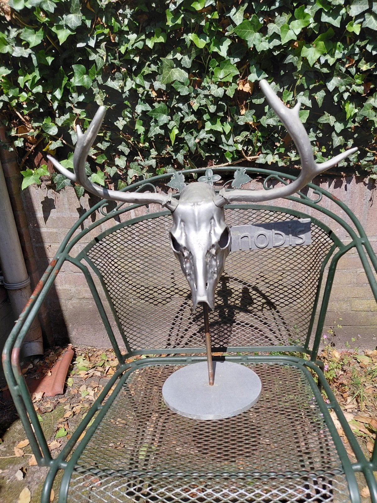 Unieke metalen hertenkop sculptuur op sokkel, Zoogdier, 20 - 50 cm, Beeld, Modern