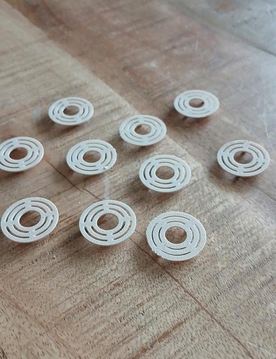 Ronde bankjes voor om een boom h0, Hobby en Vrije tijd, Modeltreinen | H0, Verzenden
