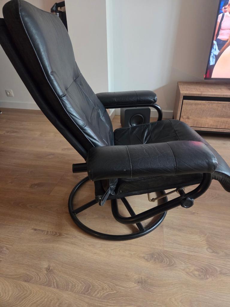 Zwarte leren relaxfauteuil met draaifunctie, Modern, Comfortabel, Gebruikt, Zwart, Ophalen of Verzenden