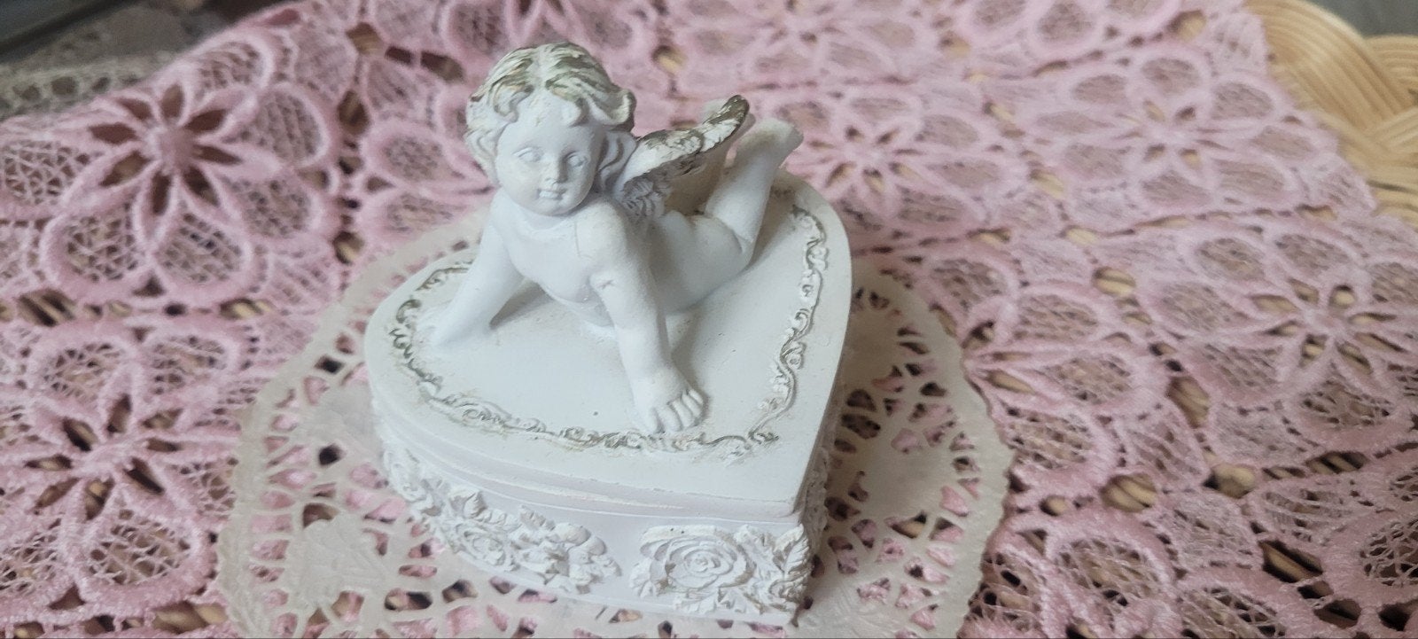 Schattig Engeltje op Hartvormig Doosje - Decoratie, Verzamelen, Ophalen of Verzenden