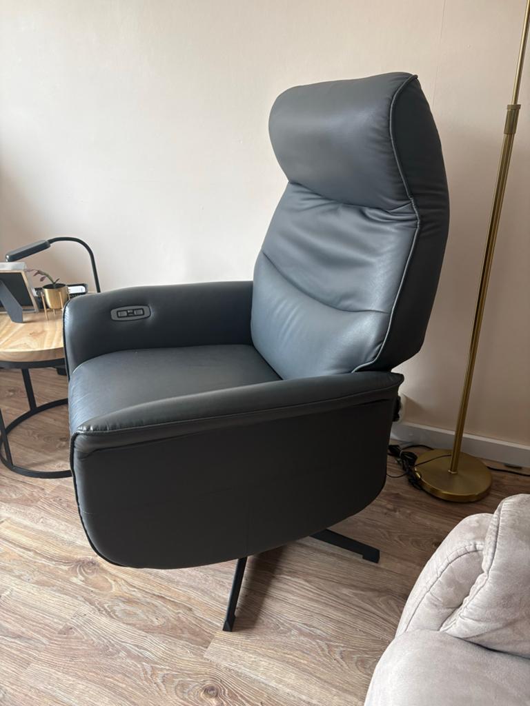 Luxe grijze relaxfauteuil elektrisch, Ophalen, Leer, Zo goed als nieuw, Eén