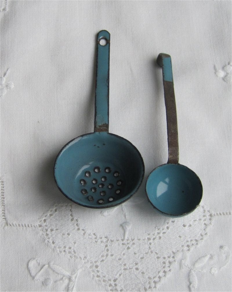 Antiek poppengerei - blauw emaille lepeltje en zeefje, Ophalen of Verzenden