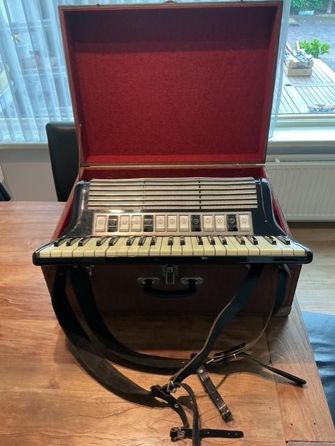Accordeon Hohner Tango VM (120 bassen), Muziek en Instrumenten, Ophalen, Gebruikt, Met koffer, Toetsaccordeon