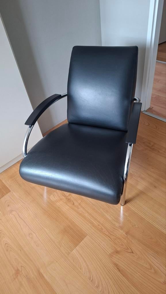 Zwarte leren fauteuil met chromen frame, Huis en Inrichting, Stoelen, Ophalen, Gebruikt, Zwart, Leer