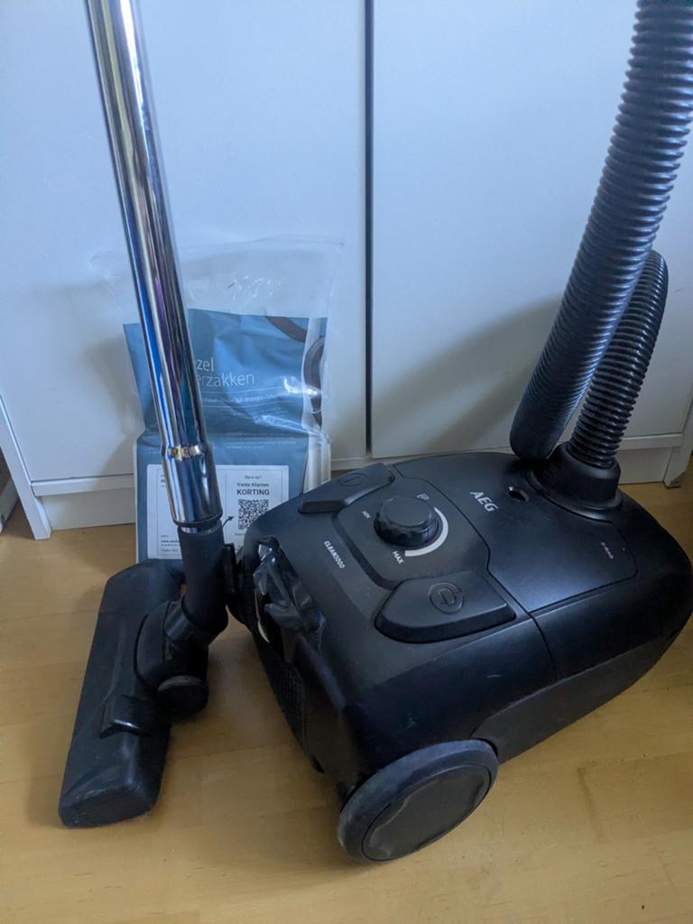Stofzuiger AEG met nieuwe stofzuigerzakken, Inclusief accessoires, Gebruikt, Sledestofzuiger, AEG