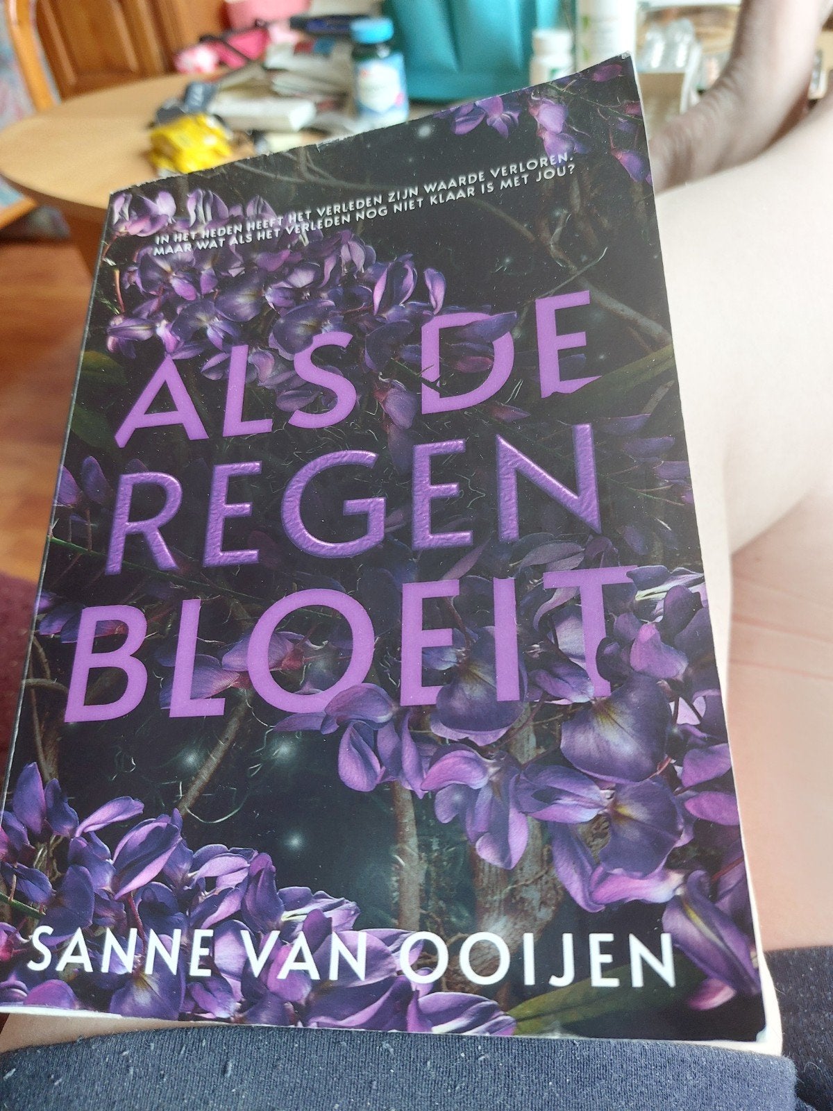 Als de Regen Bloeit - Sanne van Ooijen (in goede staat), Ophalen of Verzenden, Zo goed als nieuw, Sanne van Ooijen