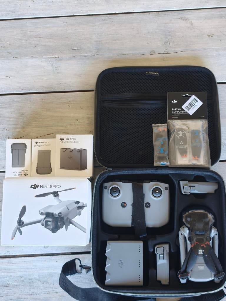 DJI Mini 5 Pro Fly More Combo met standaard controller, Audio, Tv en Foto, Drones, Ophalen of Verzenden, Zo goed als nieuw