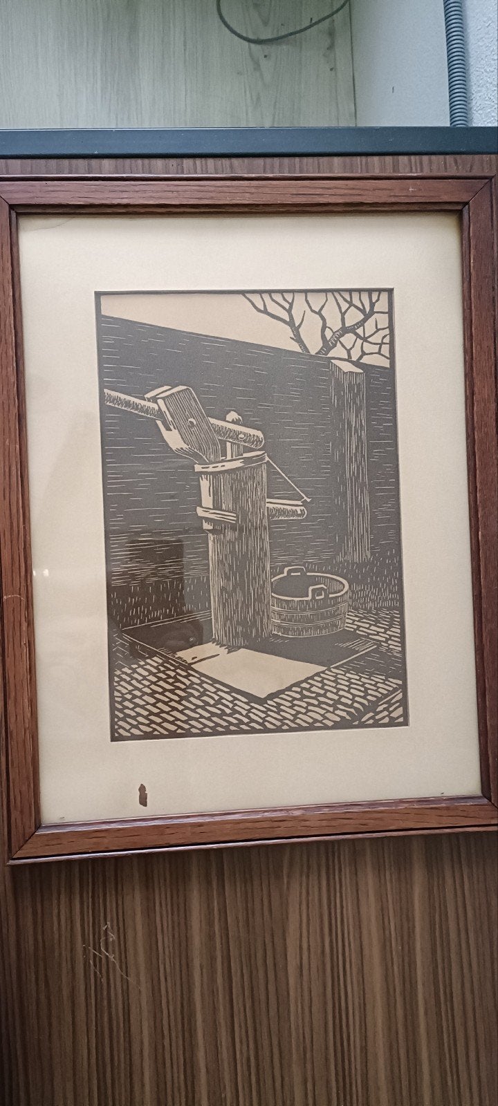 Oude ingelijste houtsnede: Waterput, Antiek en Kunst, Ophalen of Verzenden, Houtsnede, 1900 - 1949, Ingelijst