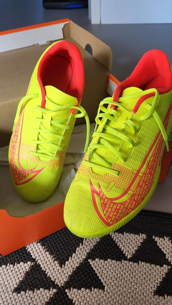 Nike Zaalvoetbalschoenen - Maat 42 (valt klein), Sport en Fitness, Voetbal, Zo goed als nieuw, Schoenen, Maat S, Ophalen of Verzenden