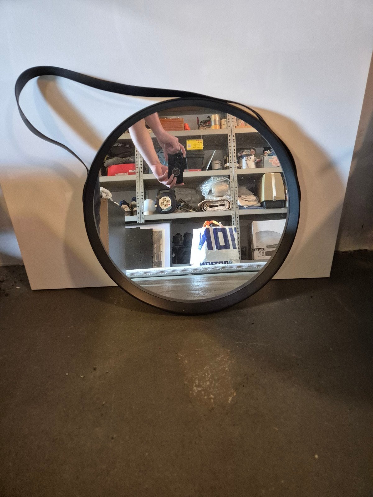 Ronde spiegel met leren band om op te hangen, Huis en Inrichting, Gebruikt, Rond, Ophalen of Verzenden, Minder dan 100 cm