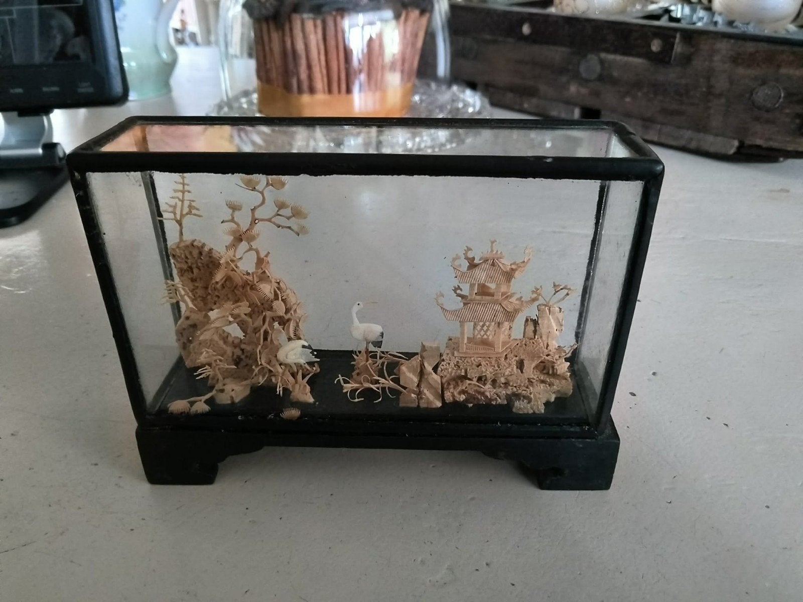 Antiek Chinees kurksnijwerk in glazen vitrine, Ophalen of Verzenden