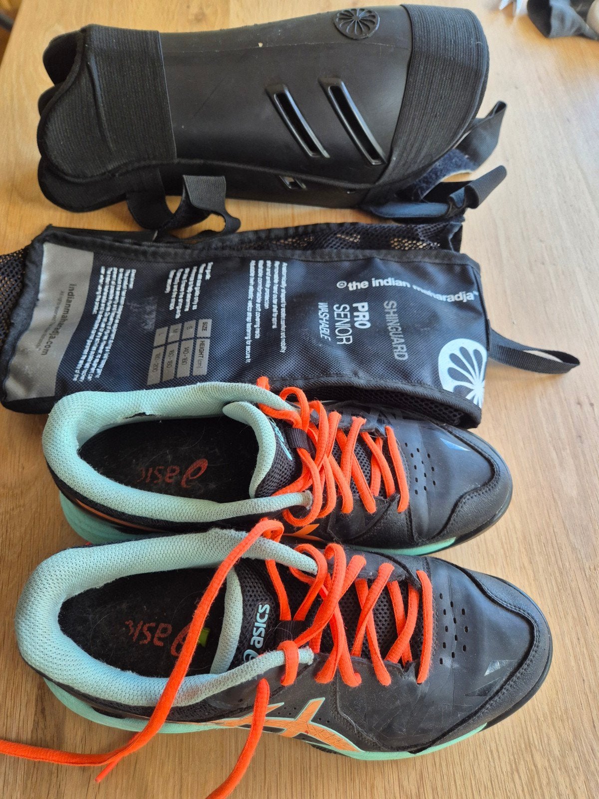 Asics Hockeyschoenen (maat 39) met scheenbeschermers, Ophalen, Gebruikt, Schoenen