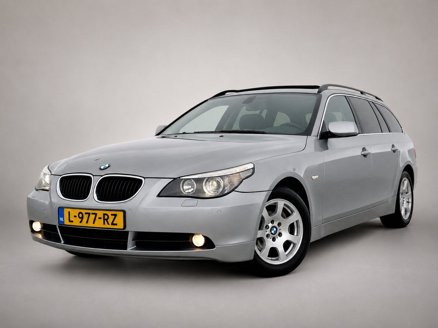 BMW 525i 6 Cilinder Autom, Pano dak, Trekhk, youngtimer, Zwart, 2000 kg, Leder, Stationwagon