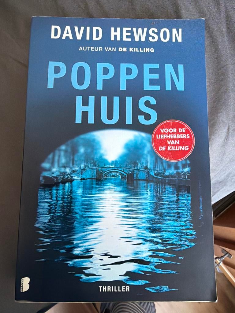 NK1.   David Hewson - Poppenhuis, Europa overig, Zo goed als nieuw, David Hewson, Ophalen of Verzenden