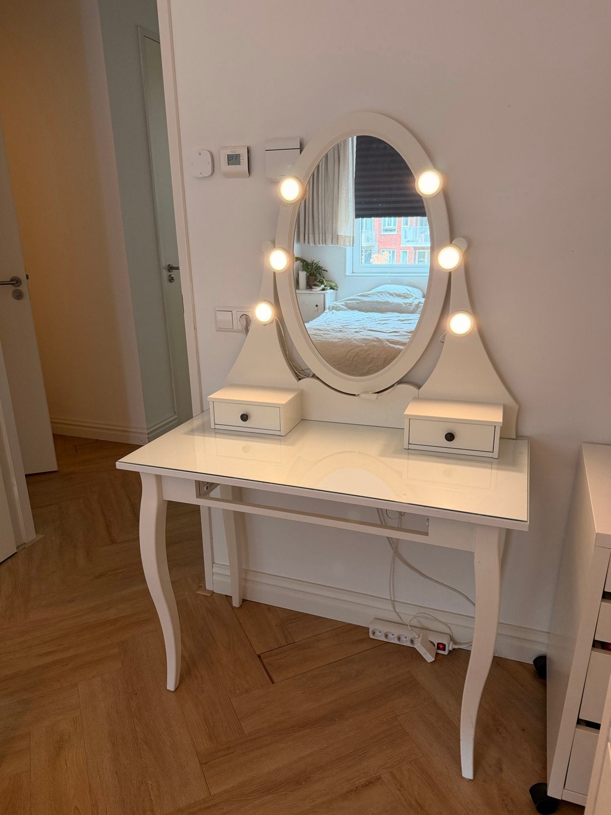 IKEA HEMNES Toilettafel met spiegel en verlichting, Ophalen, Gebruikt, 100 tot 150 cm, 50 tot 100 cm