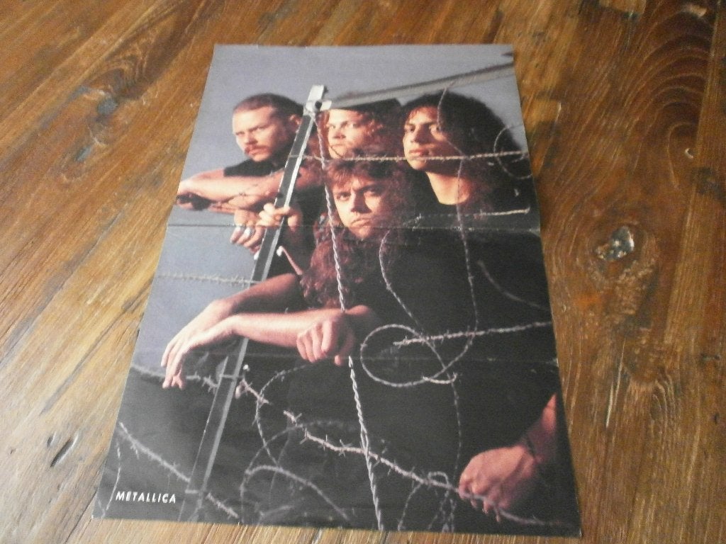 mooie a3 poster jr 90 Metallica  ( achter hek), Verzamelen, Posters, Verzenden, Zo goed als nieuw, A1 t/m A3, Muziek