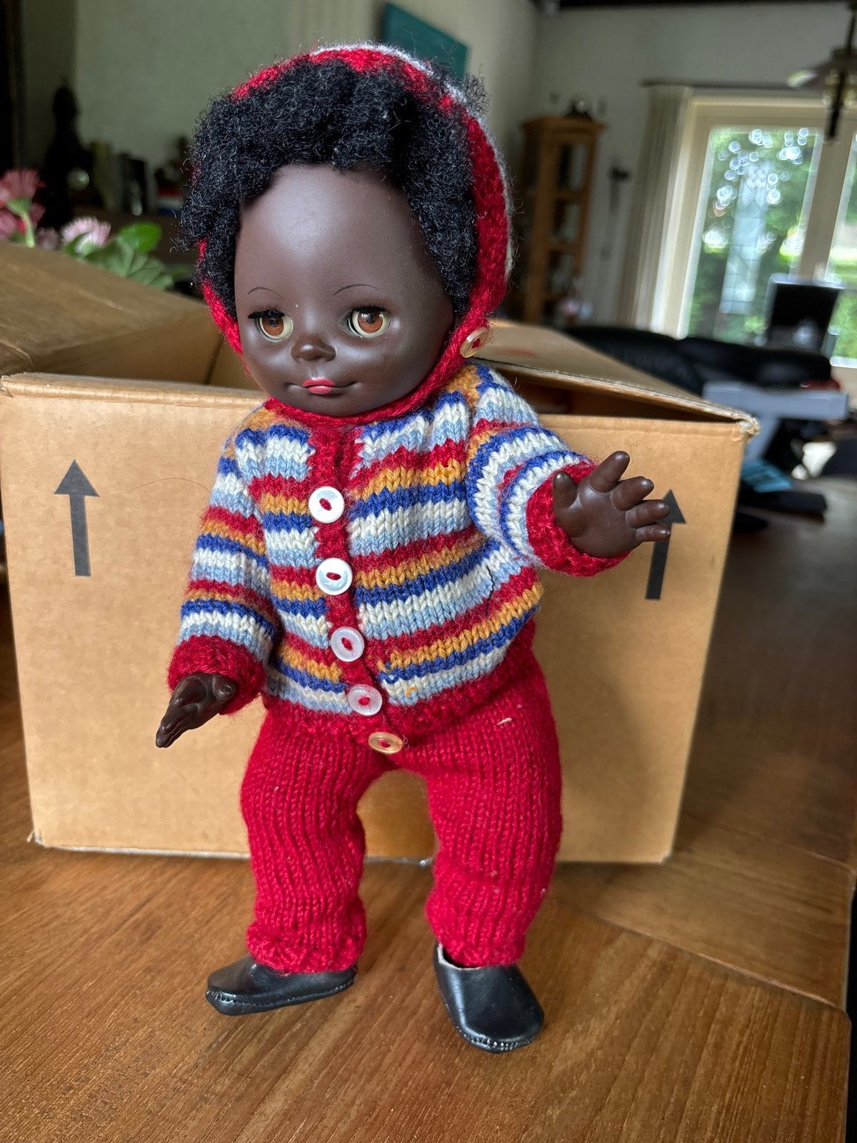 Vintage donkere pop met gebreide kleding en muts, Verzamelen, Poppen, Ophalen of Verzenden, Gebruikt, Pop