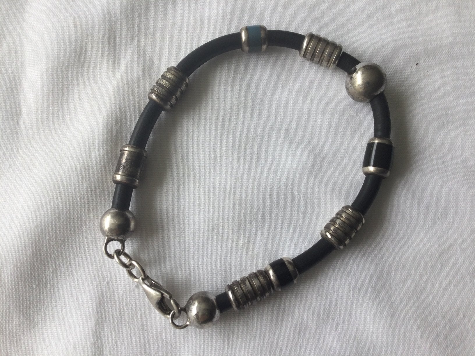 Benetton armband, zilver met rubber, gemerkt, 21 cm., Ophalen of Verzenden, Zo goed als nieuw, Zilver