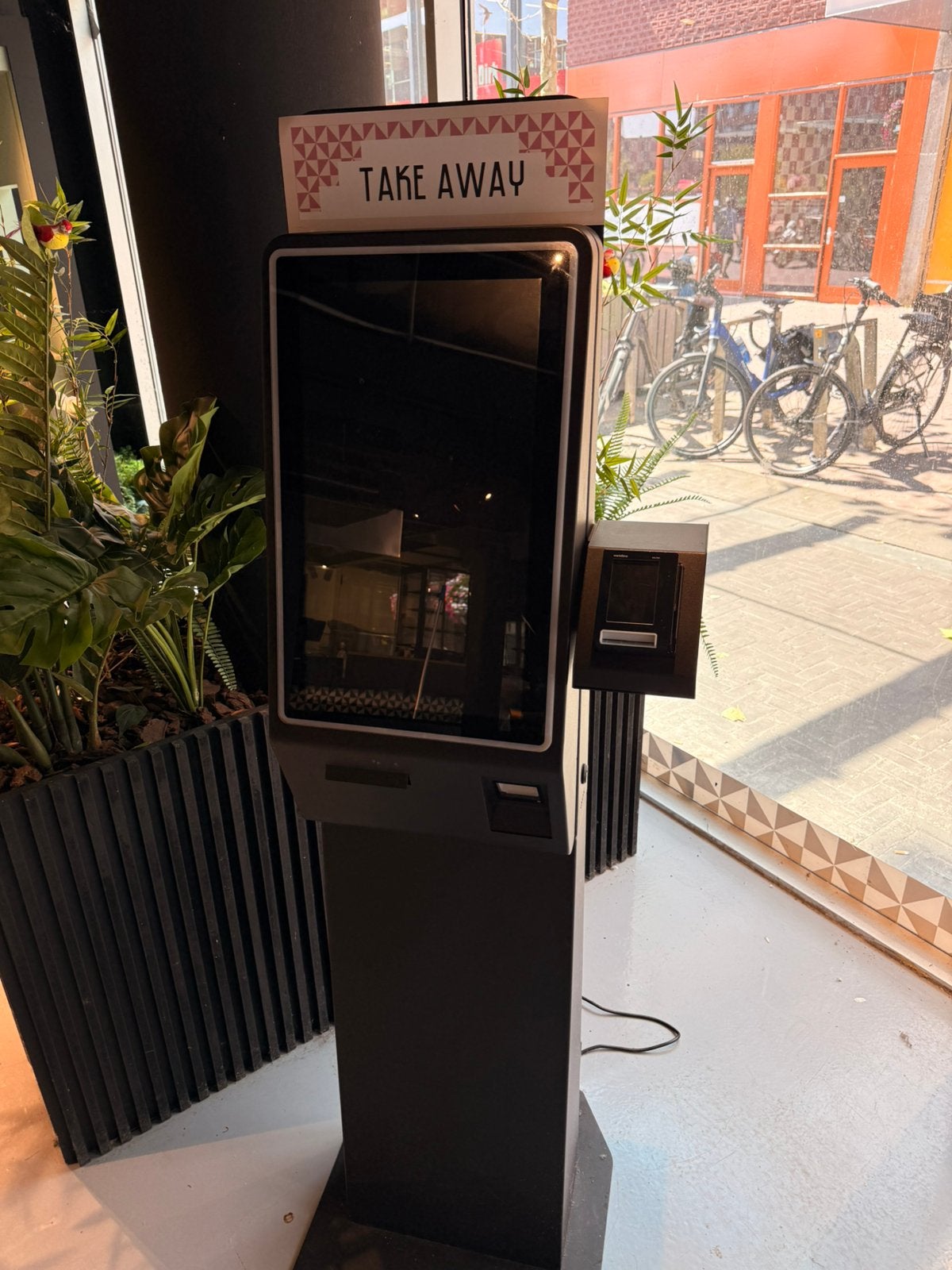 QIOX Take Away Bestelzuil - Zelfbedieningskiosk, Computers en Software, Monitoren, Ophalen