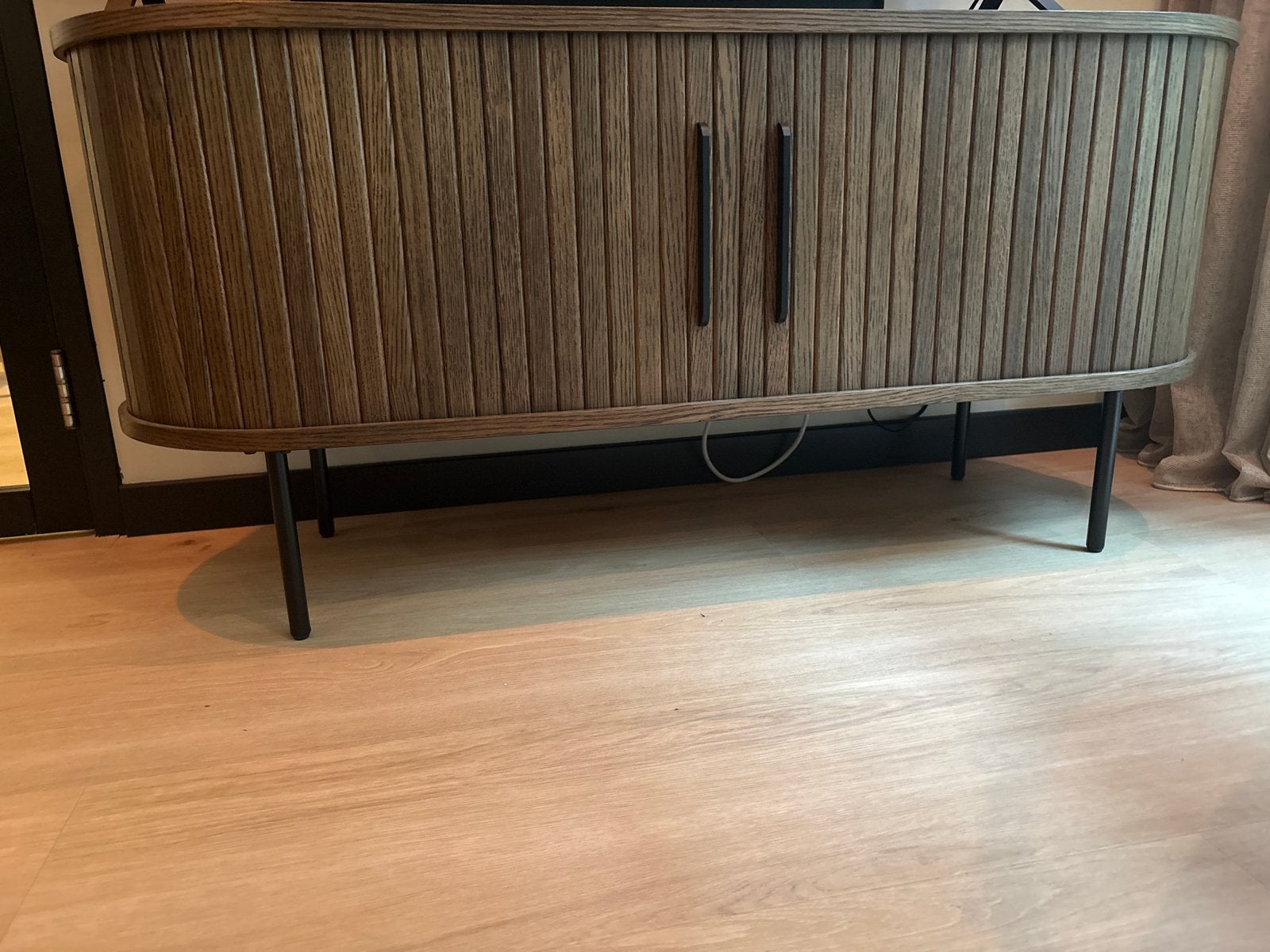 Stijlvol TV-meubel van hout met lamellen deuren, 100 tot 150 cm, 100 tot 150 cm, Ophalen of Verzenden, Zo goed als nieuw