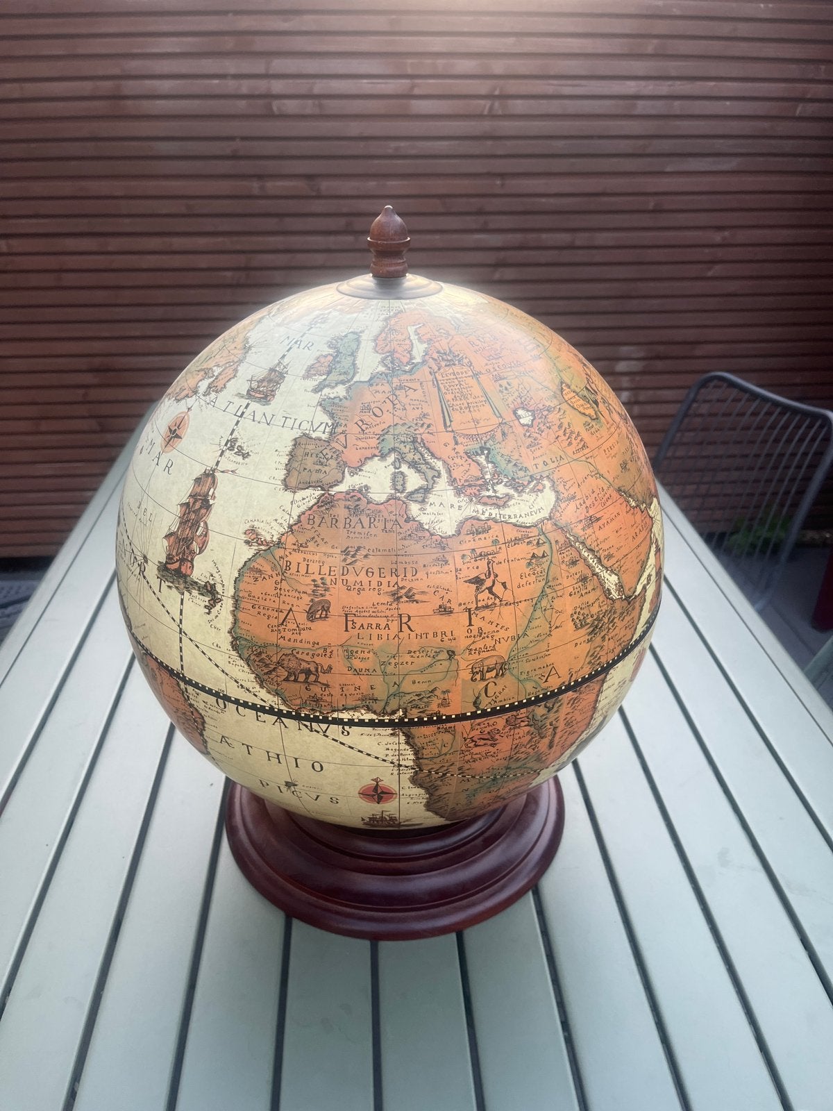 Antieke Wereldbol met Opbergvak - Decoratief en Functioneel, Ophalen of Verzenden, Gebruikt