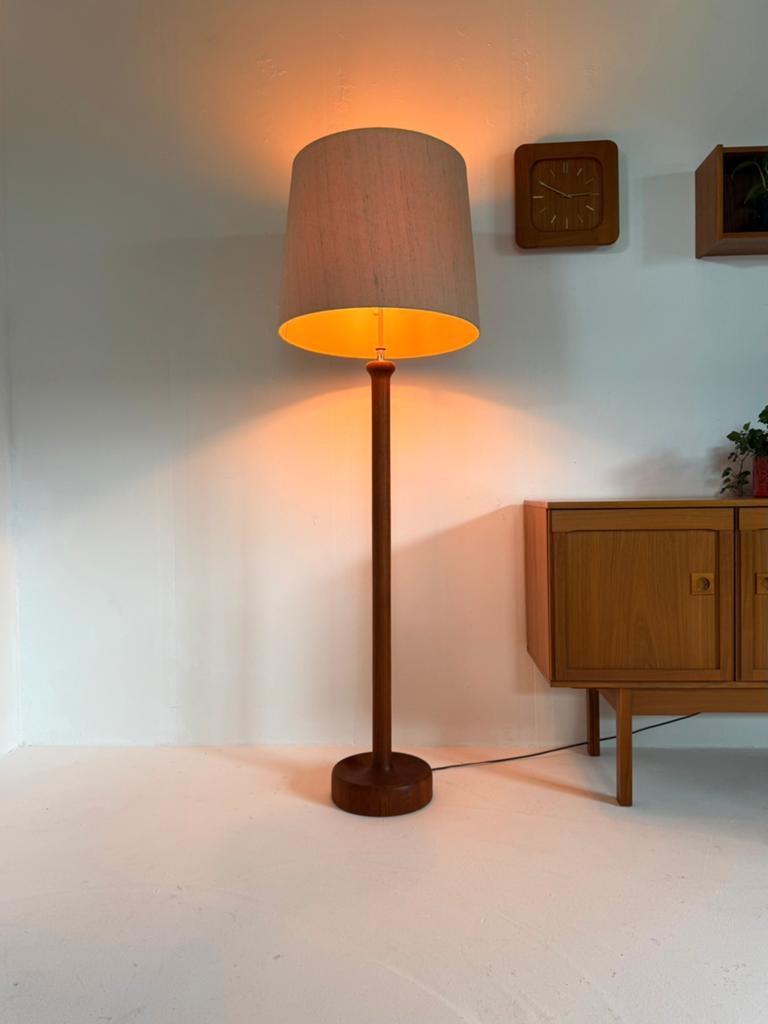 Vintage verstelbare teakhouten vloerlamp, Domus ‘80, Hout, Vintage retro buisframe design rotan webbing papercord deens, Ophalen of Verzenden