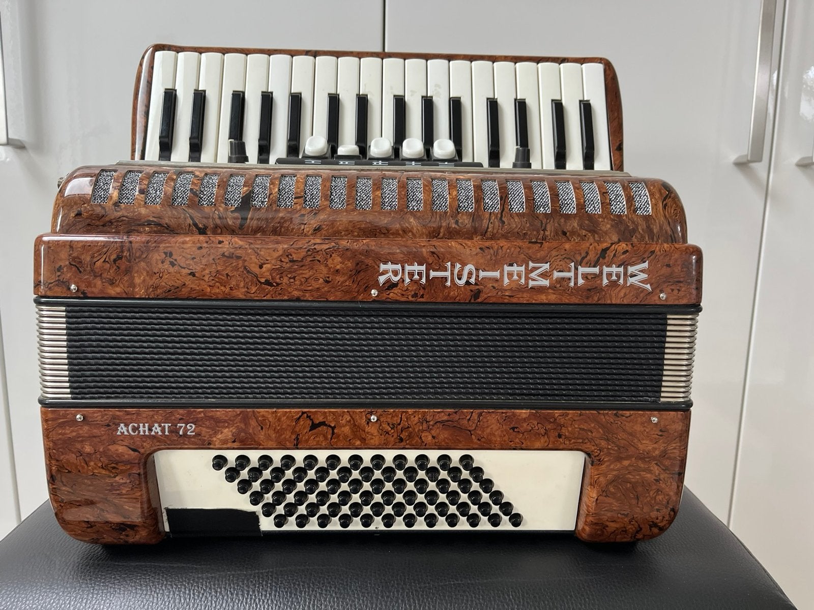 Weltmeister Achat 72 bas 3-korige accordeon, houtimitatie, Muziek en Instrumenten, Accordeons, Ophalen, Gebruikt, 72-bas, Met koffer